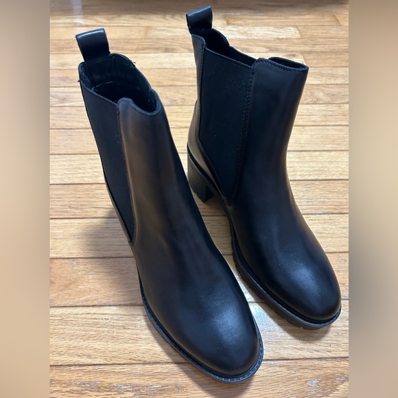 Le Chateau Leather Boots - Picture 3 of 8